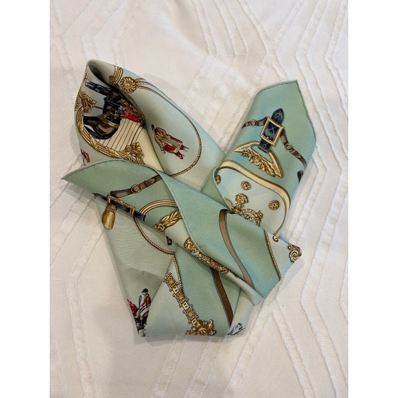 HERMES "ROYAL MEWS" Buckingham Palace SILK SCARF, 90, Pale Green - Picture 5 of 12